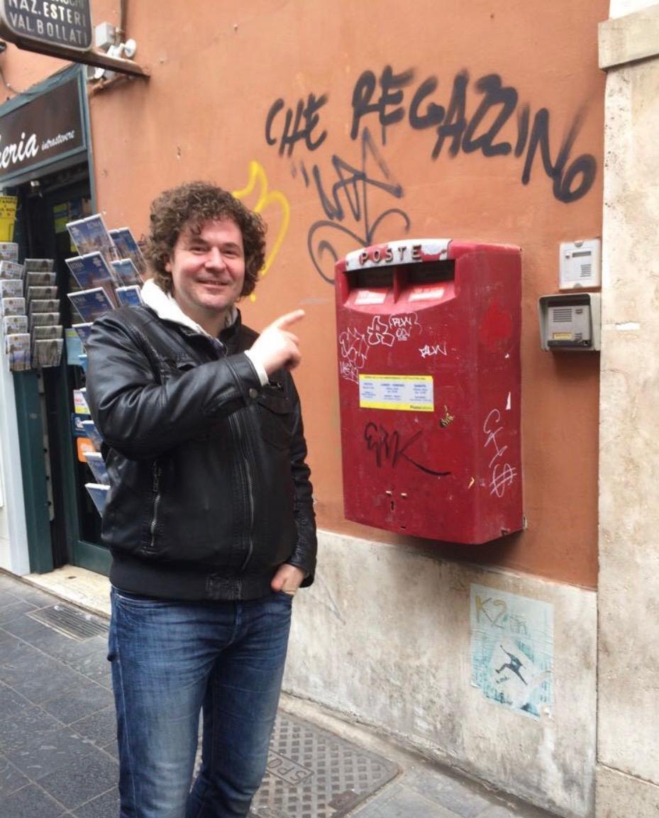 Nino à Rome — sur le mur : « Che regazzino » (quel gamin)